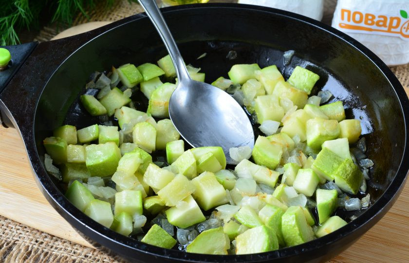 1. Этап. Макароны с фаршем и кабачками: На оливковом масле пассеруйте кабачки с луком примерно 3-4 минуты.