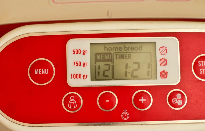 1. Этап. Тесто для курника в хлебопечке: Установите ведерко в хлебопечку, закройте крышку. На дисплее выберите программу 