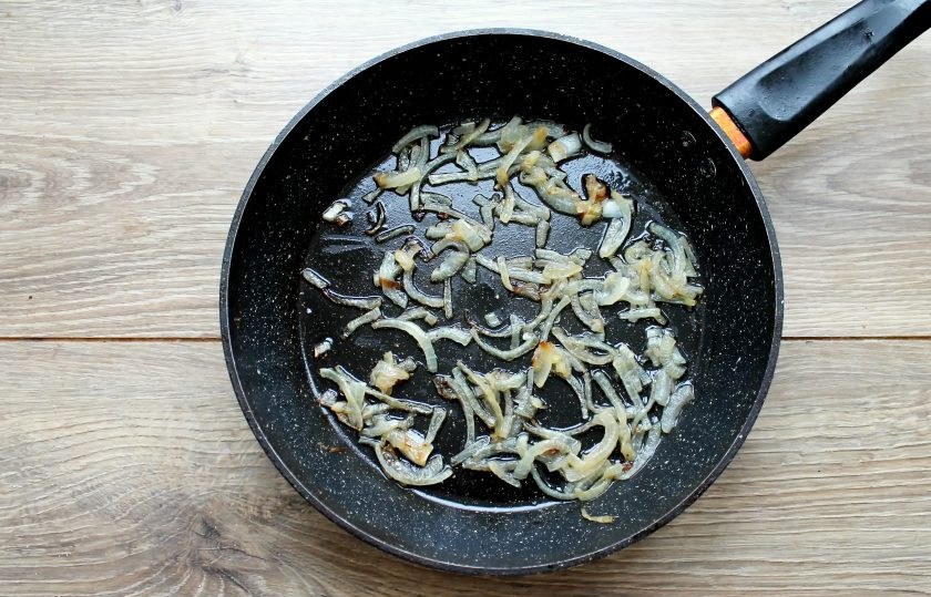 1. Этап. Рубец жареный с луком: Обжарьте лук на среднем огне в течение 5-7 минут.