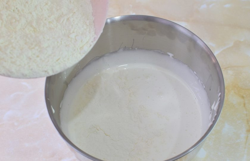 1. Этап. Малиновый муссовый торт: Затем вмешайте растительное масло, соду и муку.