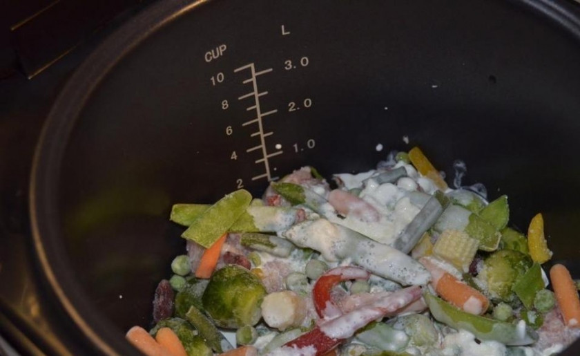 1. Этап. Фрикадельки с овощами: Посолите, поперчите и сбрызнете сметаной. Ставим режим 