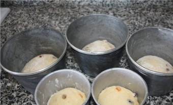 1. Этап. Кулич на закваске: Дальше необходимо поделить тесто на кусочки и выложить их в формочки, чтобы форма была заполнена чуть меньше половины. Формы смажем сливочным маслом. Оставляем еще на 2-3 часа, пусть тесто подойдет.