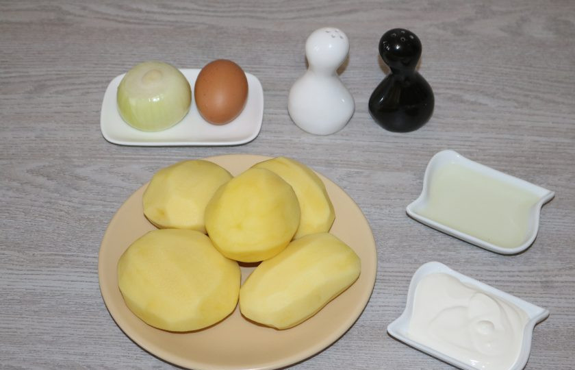 1. Этап. Драники на сметане: Подготовьте ингредиенты. Картофель и лук почитстите.