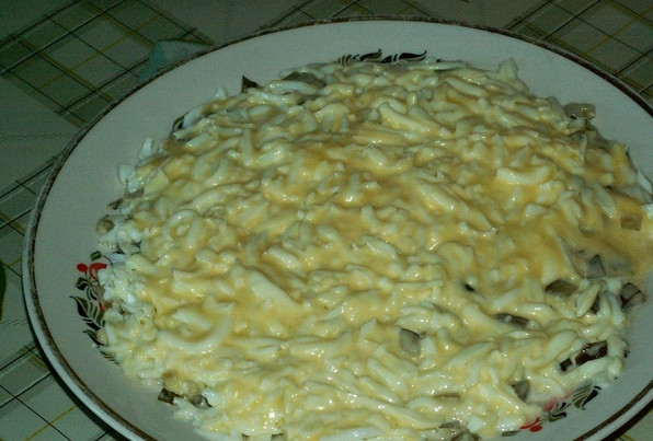 1. Этап. Салат с рыбными консервами: Снова смазываем майонезом.