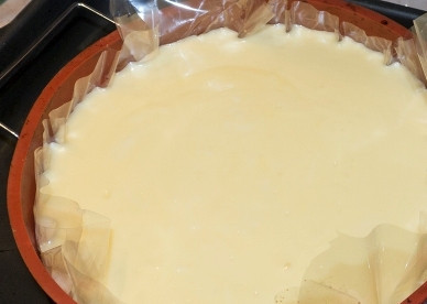 1. Этап. Чизкейк Филадельфия: Чизкейк готов, если у него подрагивает только середина. Отключаем духовку и приоткрываем дверцу, пусть чизкейк стоит еще часик. Затем пусть остынет полностью. Ставим десерт в холодильник часов на 5-6.