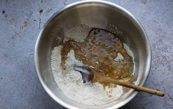 1. Этап. Имбирные пряники Праздник в доме: 4. Влейте растопленную массу в миску к сухим ингредиентам.