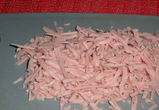 1. Этап. Хот-дог с колбасой и сыром: Вареную колбасу натираем на терке.