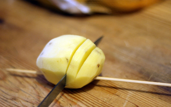 1. Этап. Курица, запеченная в соли: 4. Далее надо сделать надрезы на картошке поперек на глубину 3/4 картофелины или меньше. Для того, чтобы делать это было проще, насадите картошку на длинную кондитерскую палочку и режьте до палочки.