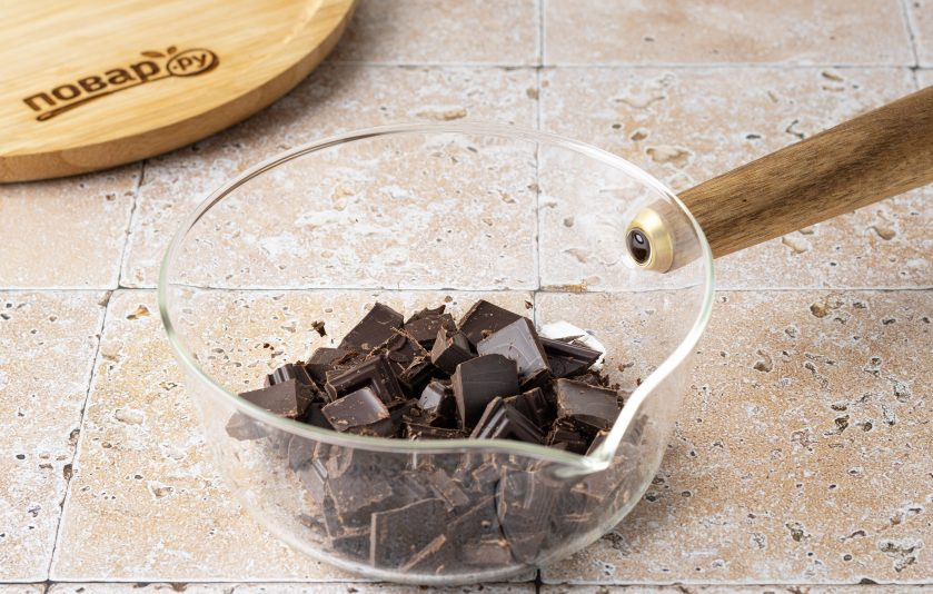 1. Этап. Шоколадно-ореховая паста из грецких орехов: Шоколад крупно порубите и растопите в сотейнике до жидкой консистенции.