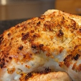 1. Этап. Запеченная курица с чесноком и лимоном: 5. Курицу запекайте в разогретой до 180 градусов духовке в течение 40 минут - часа. Готовую запеченную курицу с чесноком и лимоном вытащите на блюдо и дайте 