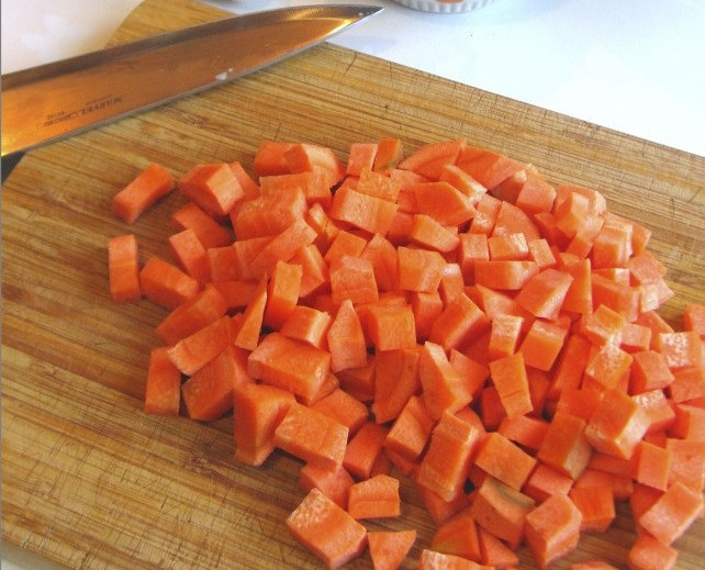 1. Этап. Лагман из свинины: 3. Пока мясо жарится, можно заняться другими овощами. Морковь вымыть, очистить и нарезать мелкими кусочками.