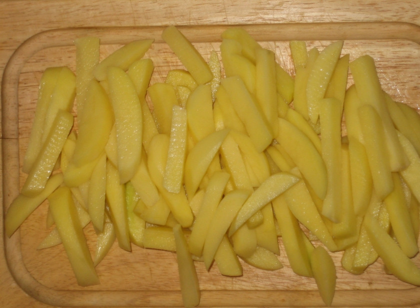 1. Этап. Кабачки с картошкой тушеные: 4. Тем временем подготовьте картофель. Лучше его резать брусочками - так он быстро не разварится в процессе приготовления рагу.