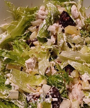 1. Этап. Салат из курицы с ананасом и вяленой сливой: Заправить майонезом и перемешать. Приятного аппетита!