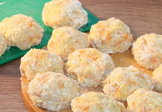 1. Этап. Куриные котлеты на кабачковой подушке: 10. Достаем охлажденный котлетный фарш и формируем котлеты, 13 штук. Обваливаем их в муке.