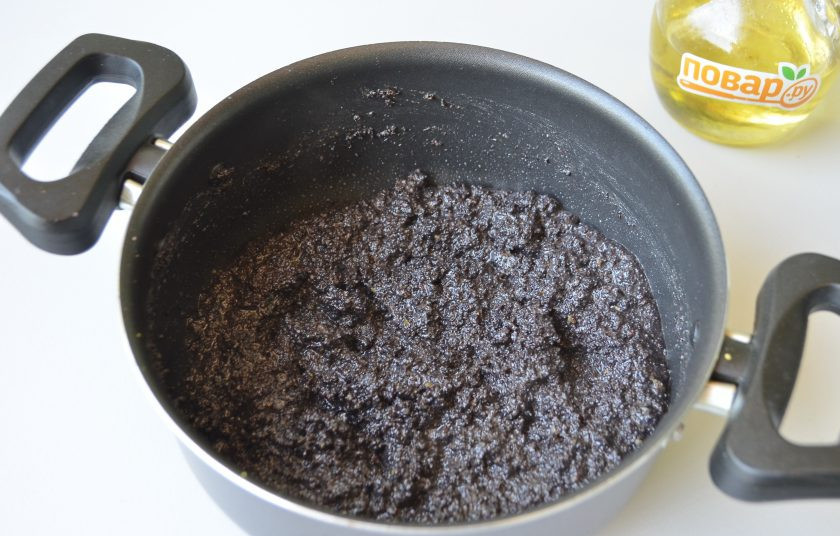 1. Этап. Кекс с маком и сливами: 8. Всыпьте размолотый мак, помешивая варите пару минут, чтобы максимально выпарить влагу. Добавьте две ложки рома или ромовой эссенции пару капель.