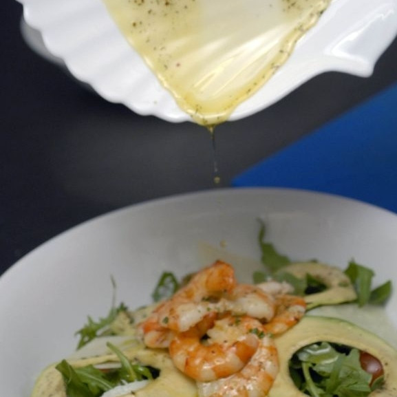 1. Этап. Салат с креветками Вкусный: Поливаем салат маслом с прованскими травами, в котором лежали креветки.