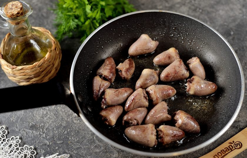 1. Этап. Куриные сердечки тушеные с тыквой в сметанном соусе: Промойте сердечки под проточной водой, обрежьте капилляры и лишний жир. Обжарьте сердечки на сильном огне в минимальном количестве растительного масла до золотистого цвета.