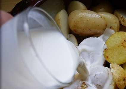 1. Этап. Соус в горшочках: Затем мясо с овощами и снова картофель. В каждый горшочек вылить примерно четверть стакана сливок, смешанных с солью и перцем, и столько же томатной пасты, разведенной водой.