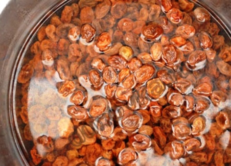 1. Этап. Пасхальный кулич простой: Изюм замачиваем в горячей воде на 10 минут. Затем его нужно обсушить и пересыпать мукой.