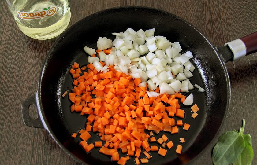1. Этап. Летний суп с яйцом: Лук и морковь нарежьте кубиками.