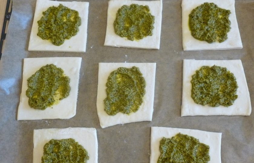 1. Этап. Тарты с помидорами и печеными перцами: В центр каждого квадрата выложите соус песто.