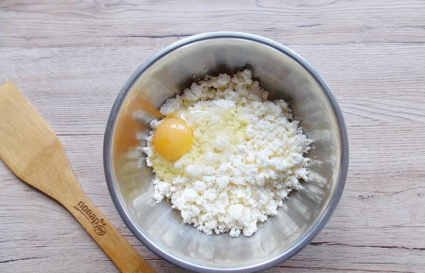 1. Этап. Сырники с твердым сыром и зеленью: В миску выложите творог и вбейте яйцо. Разомните хорошо вилкой или ложкой до однородной консистенции.