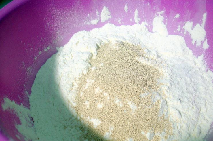 1. Этап. Лепешки с сыром на сковороде: А также сухие дрожжи.