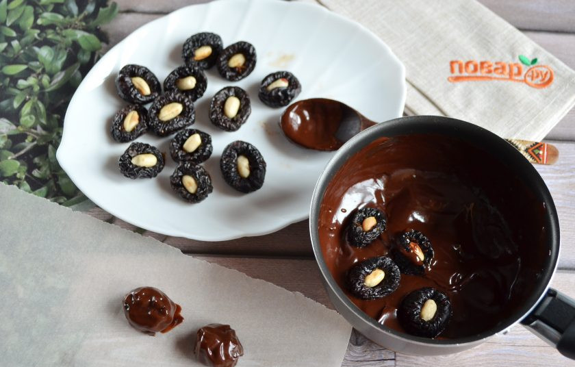 1. Этап. Конфеты Чернослив в шоколаде: 5. Каждую начиненную орехом черносливину окуните в жидкий шоколад.