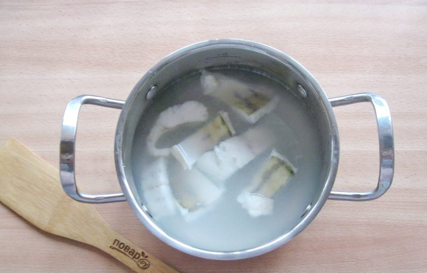 1. Этап. Солянка из судака: Доведите рыбу с водой до кипения, убавьте огонь до минимума и варите 10 минут. После рыбу выложите на тарелку, а бульон процедите.