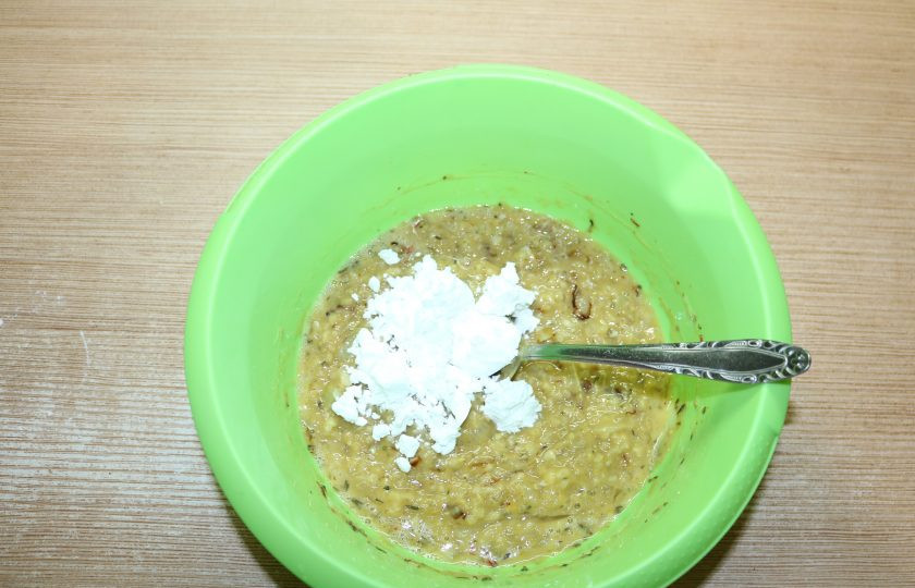 1. Этап. Оладьи из чечевицы с булгуром: Добавьте яйца с приправами и крахмал. Хорошо всё перемешайте.