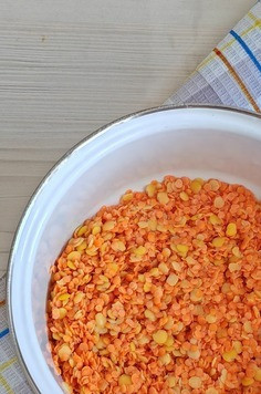 1. Этап. Чечевичный суп с солёными огурцами: В рецепте использовалась смесь желтой и красной чечевицы. Этот вид чечевицы готовится быстро, поэтому чечевицу следует опускать в бульон вместе с картофелем или чуть позднее. Опустить промытую чечевицу в бульон. Добавить лавровый лис и майоран (1/2 ч. л.). Варить суп до полной готовности мяса и картофеля, за 3-5 мин. до готовности ввести тушеные овощи.