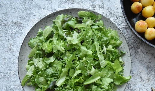 1. Этап. По мотивам салата Нисуаз: Салат готовится непосредственно перед подачей на стол, он не подлежит хранению и настаиванию. На большое плоское блюдо выкладываю смесь салатных листьев.