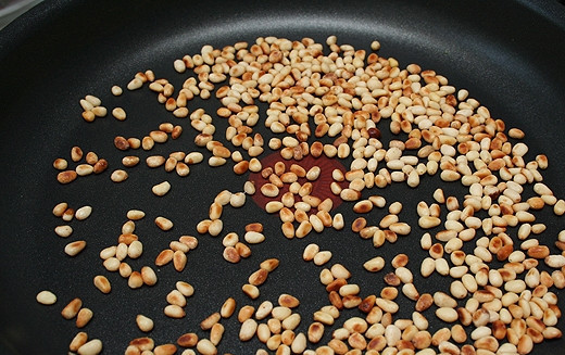 1. Этап. Салат с руколой и грушей: На сухой сковороде слегка обжарить кедровые орешки.