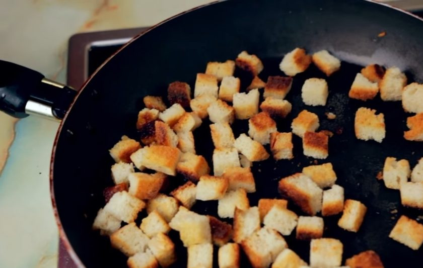 1. Этап. Салат Цезарь (плюс соус): 1. Для начала приготовьте сухарики. Для этого хлеб или булку нарежьте на небольшие кубики и подсушите вместе с мелко нарезанным чесноком на сковороде, смазанной оливковым маслом, до золотистого цвета.