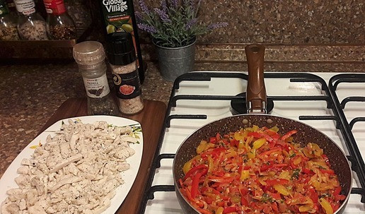 1. Этап. Кесадилья с курицей, овощами, зеленью, сыром: Курицу слегка остудить, нарезать (у меня соломкой). Обжарить овощи на масле. Добавить соль, перец молотый. Помешивать при жарке.