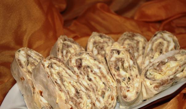 1. Этап. Рулет из лаваша с сайрой: Теперь скручиваем оба лаваша в один рулет и отправляем его на часик в холодильник, чтобы он хорошенько пропитался. Затем вынимаем и аккуратно нарезаем рулет на небольшие кусочки, раскладываем их на тарелку и подаем к столу. Приятного всем аппетита!