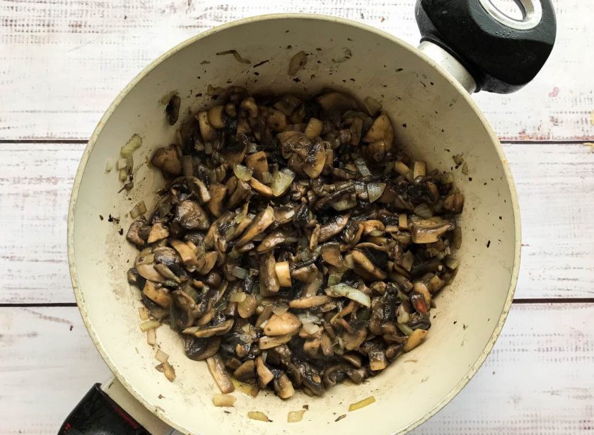 1. Этап. Тефтели из гречки с грибами: Грибы с луком обжарьте в хорошо разогретой сковороде с растительным маслом до готовности.