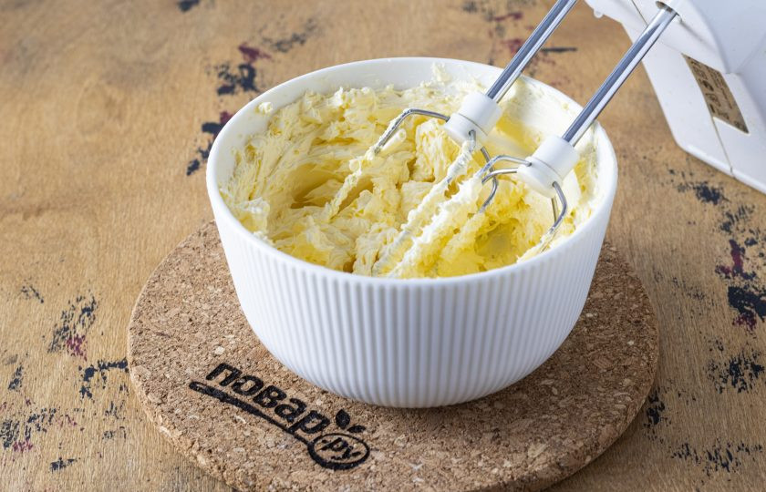 1. Этап. Медово-коричное масло: Миксером взбейте сливочное масло примерно 2-3 минуты.