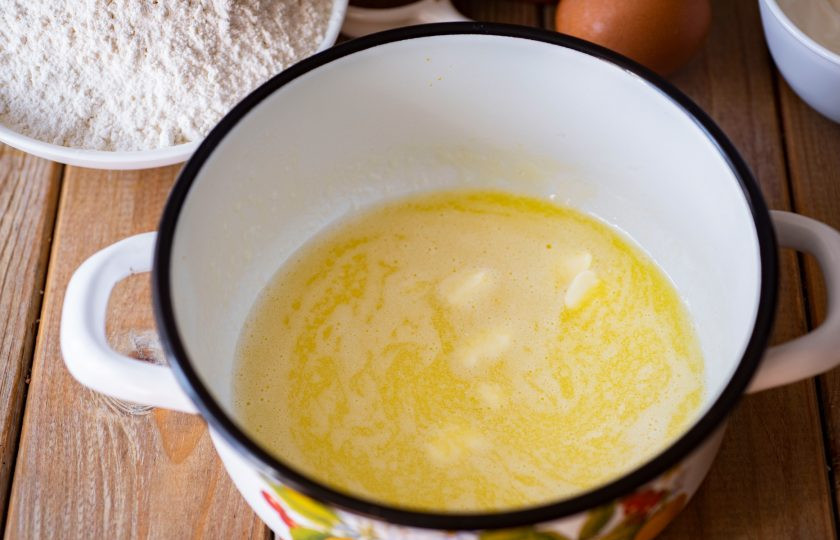 1. Этап. Рогалики с корицей: Сливочное масло растопите на маленьком огне в кастрюльке.