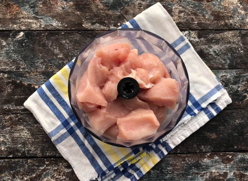 1. Этап. Домашние сосиски с сыром: В блендере измельчите куриное филе до однородного состояния.