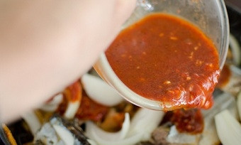 1. Этап. Рыбный суп из скумбрии: Томатный сок смешайте с заправкой из чеснока и имбиря и влейте в сотейник.