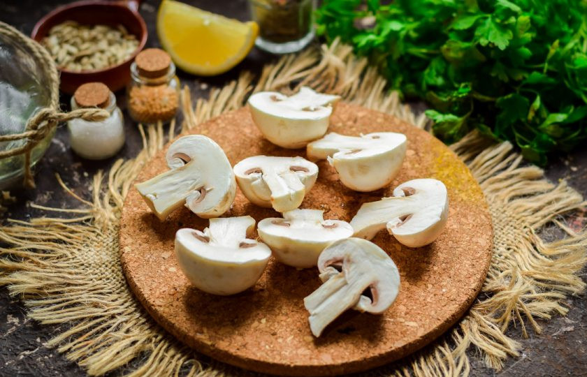 1. Этап. Зеленый салат с грибами: Шампиньоны ополосните, просушите и нарежьте крупными кусками, можно просто каждый шампиньон разрезать пополам.