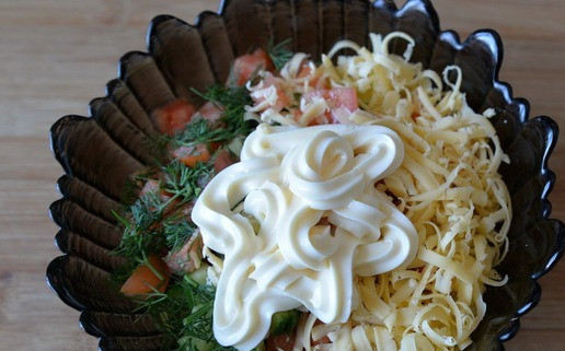 1. Этап. Салат из копчёной индейки Малибу: Кладём соль, перец, майонез. Перемешиваем салат.