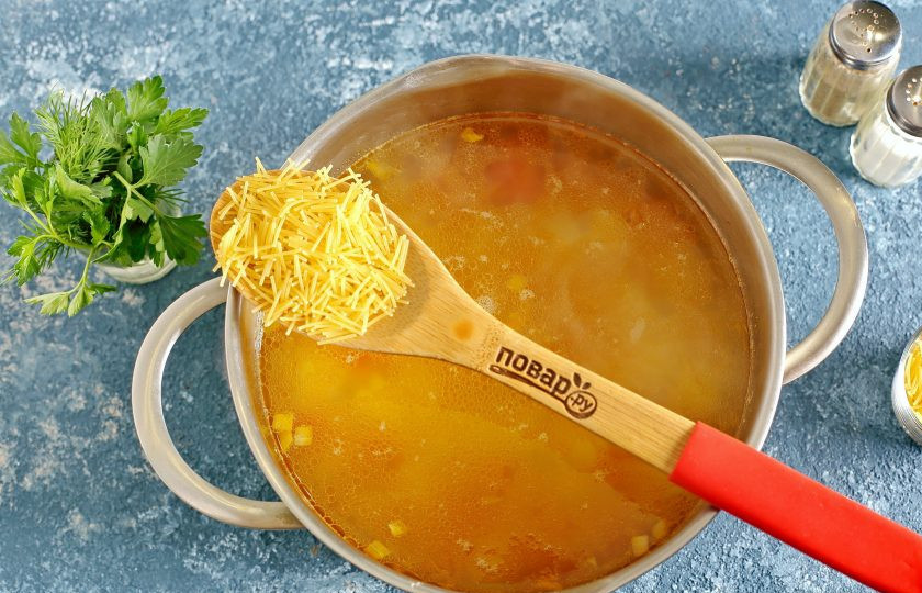 1. Этап. Куриный суп по-болгарски: Когда картофель будет готов, добавьте овощную зажарку и вермишель.