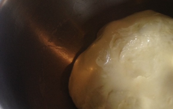 1. Этап. Фокачча с оливками и беконом: 3. Смажьте миску небольшими количеством растительного масла и выложите в нее тесто, проверните его, чтобы оно было покрыто маслом. Оставьте тесто на 1,5-2 часа.