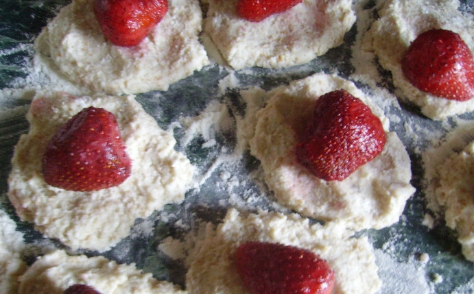 1. Этап. Творожные вареники: 2. теперь лепим из этого теста небольшие лепешки, по центру каждой выкладываем ягодку и заворачиваем ее в шарик из теста.