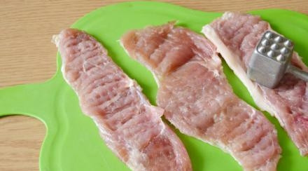 1. Этап. Лангет из свинины: 3. Слегка отбейте каждый кусочек мяса с двух сторон.