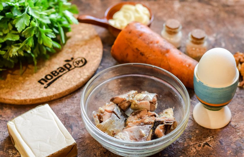 1. Этап. Салат Полтавский: Подготовьте все ингредиенты. Морковь и яйца отварите заранее.