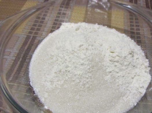 1. Этап. Торт Наполеон с очень вкусным кремом: Пока займитесь кремом. Смешайте сахар с 2 ст. ложками муки.