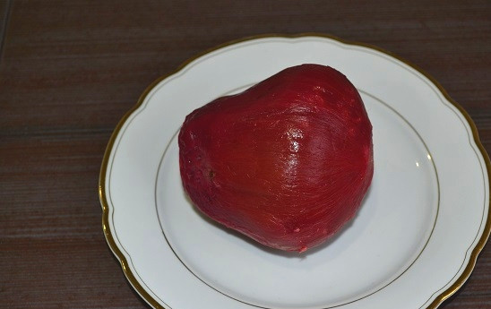 1. Этап. Салат из свеклы и граната: 2. Остудите и очистите свеклу с яйцами.